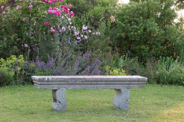 Decorative Solid Stone Seat with Curved Fitted Supports (Stk No.3874)