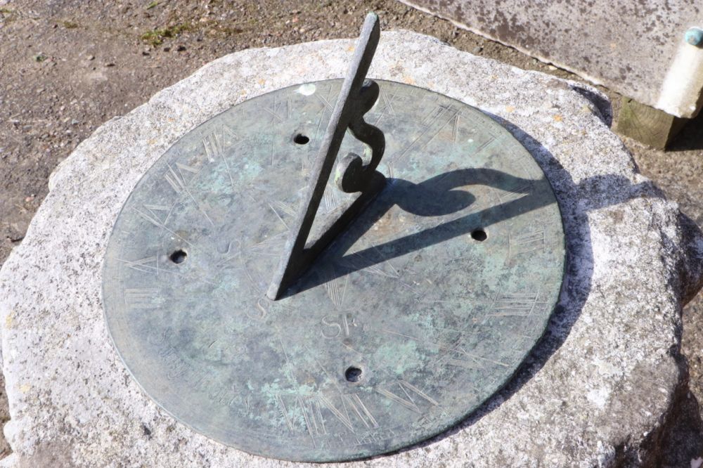 Limestone Sundial with 10in Plate (Stk no.3716)